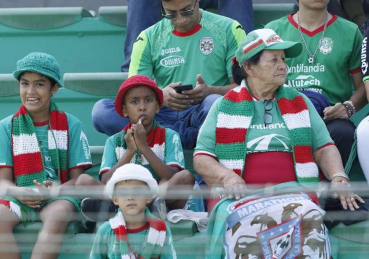 Doña Queta, la fiel aficionada del Marathón, no le falla a su equipo y estuvo presente para ver a su club ante Vida.
