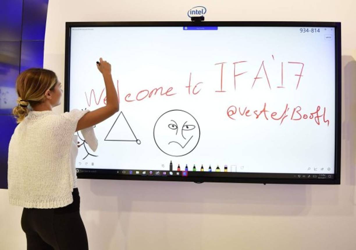 El televisor ya no solo es para quedarse viéndolo, como demuestra esta participante que incluso puede escribir sobre una pantalla interactiva.