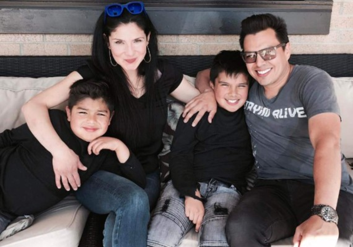 Velásquez está casada por segunda vez y tiene dos hijos.