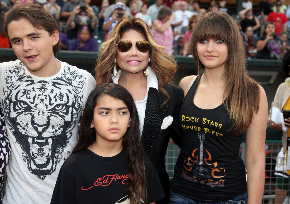 Entonces. aunque no se ha repartido el dinero de la herencia de manera directa, los hijos de Michael Jackson reciben una pensión relativamente alta. Además, <b>la madre del artista, Katherine, ha recibido más de 55 millones de dólares</b> desde la muerte de Michael.