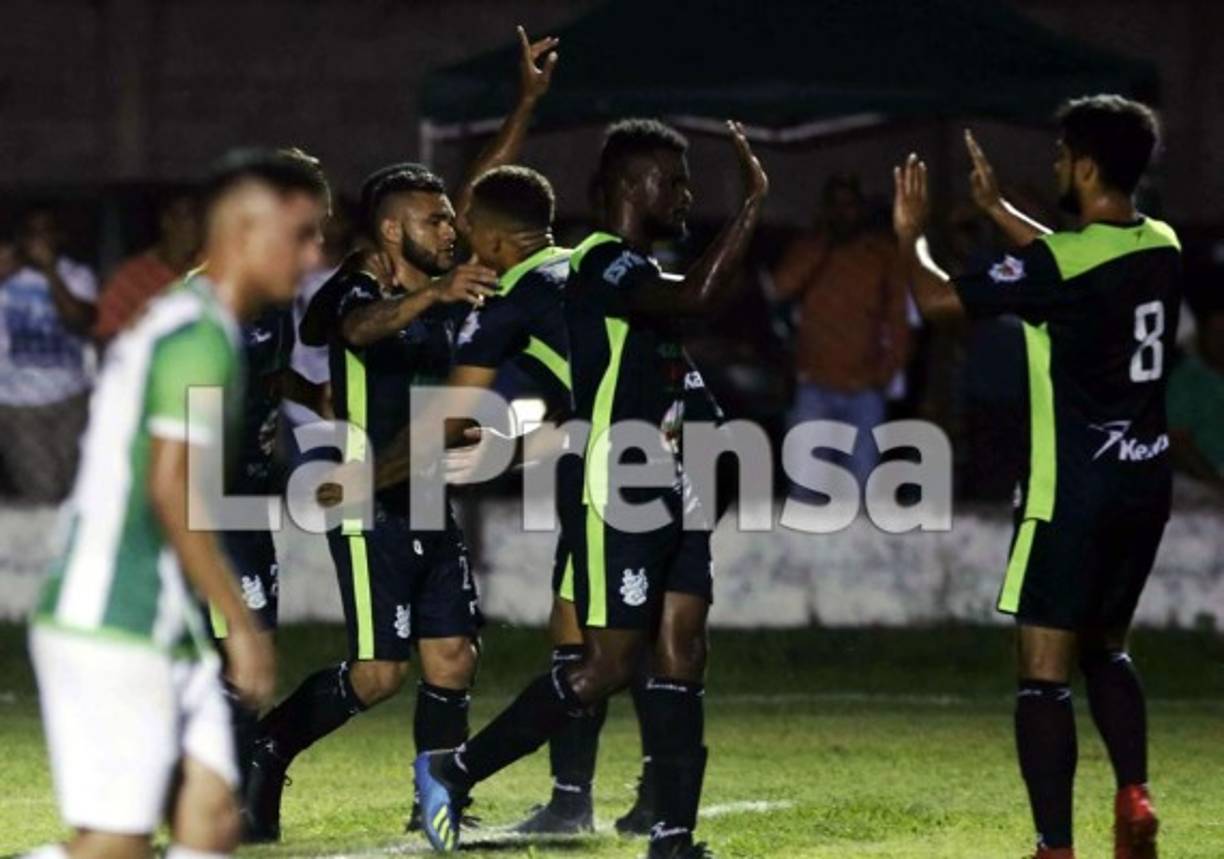 Alexander Aguilar celebrando su primer gol con sus compañeros en el partido contra el Yoro FC.