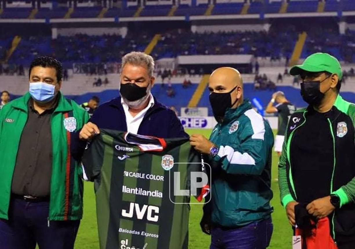 El presidente de Marathón, Orinson Amaya, le obsequió la camiseta verdolaga al alcalde sampedrano.