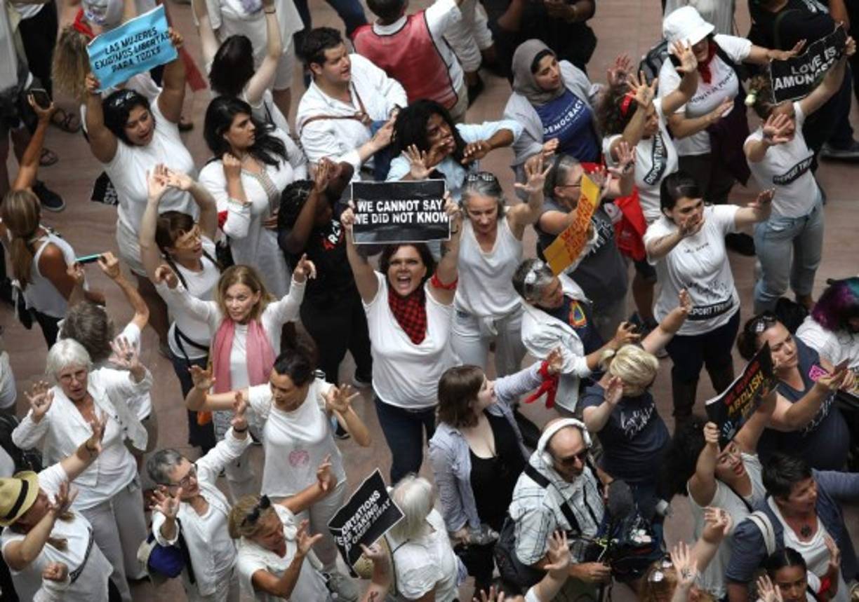 Las mujeres protestaron por 'esta política inhumana del gobierno de Trump para separar a las familias en la frontera'.