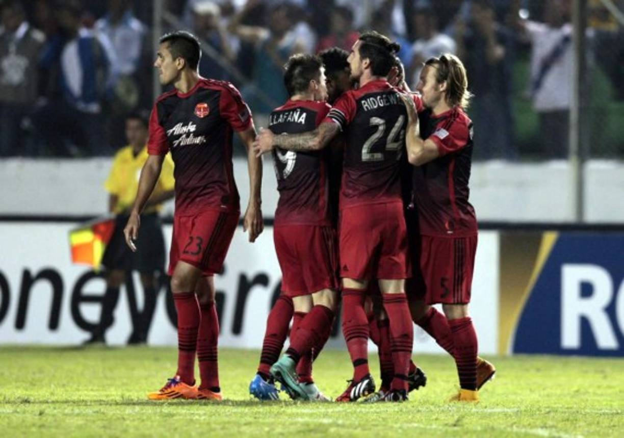 Los jugadores del Portland Timbers celebrando el gol del descuento marcado por Ben Zemanski.