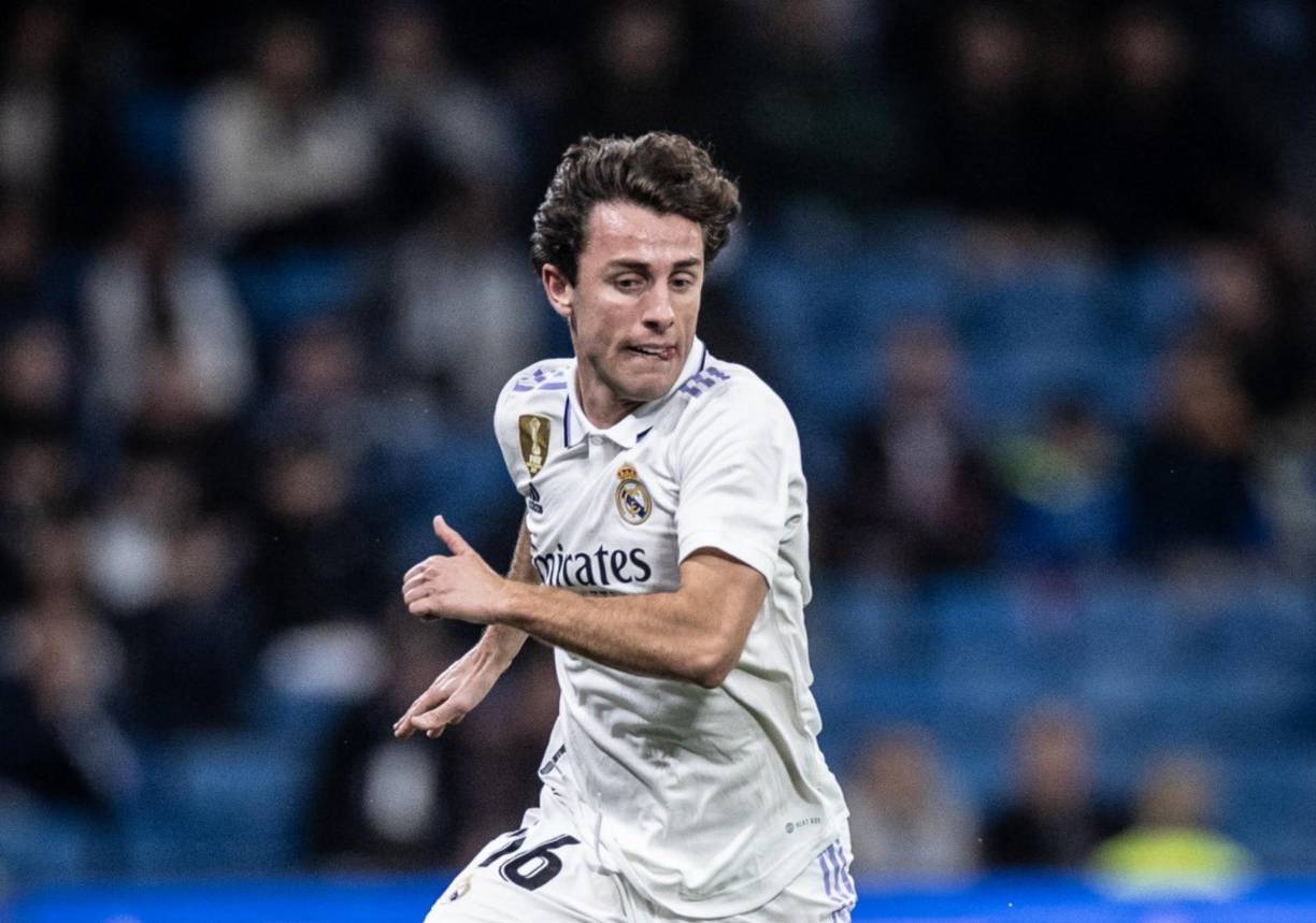 Álvaro Odriozola: No entra en los planes del Real Madrid y como consecuencia no continuará en el equipo blanco.