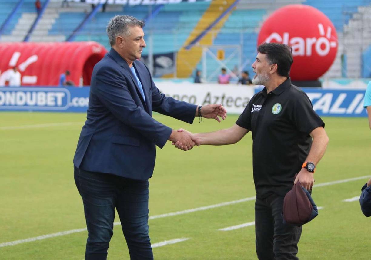 El saludo entre Diego Vázquez y Fernando Araújo antes del inicio del partido.