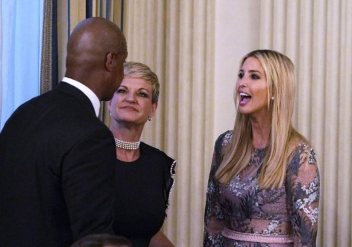 Otras teorías apuntan contra la hija favorita de Trump, Ivanka, quien públicamente se ha desmarcado de algunas de las políticas más duras de su padre, como la separación de niñas en la frontera..