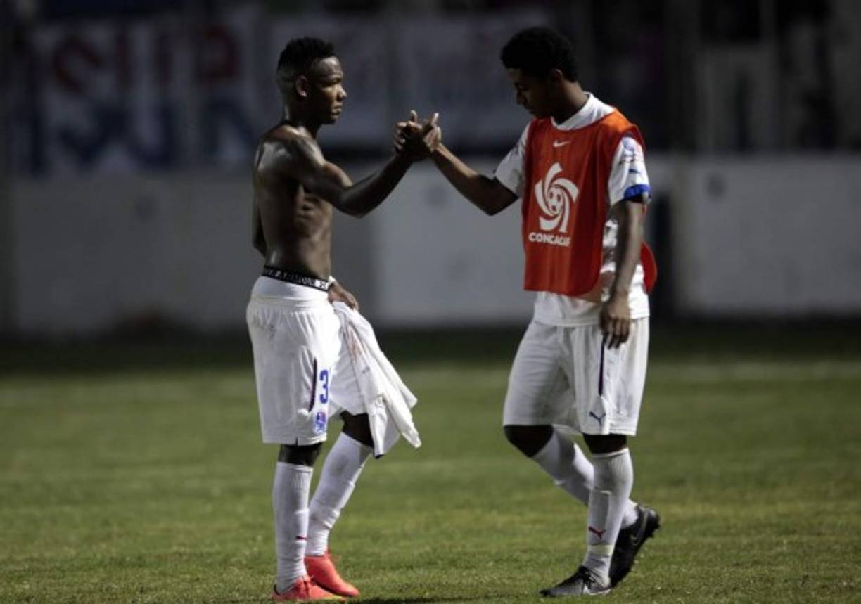 Los goleadores de la noche, Romell Quioto y Anthony Lozano, se estrechan la mano tras el pitazo final.