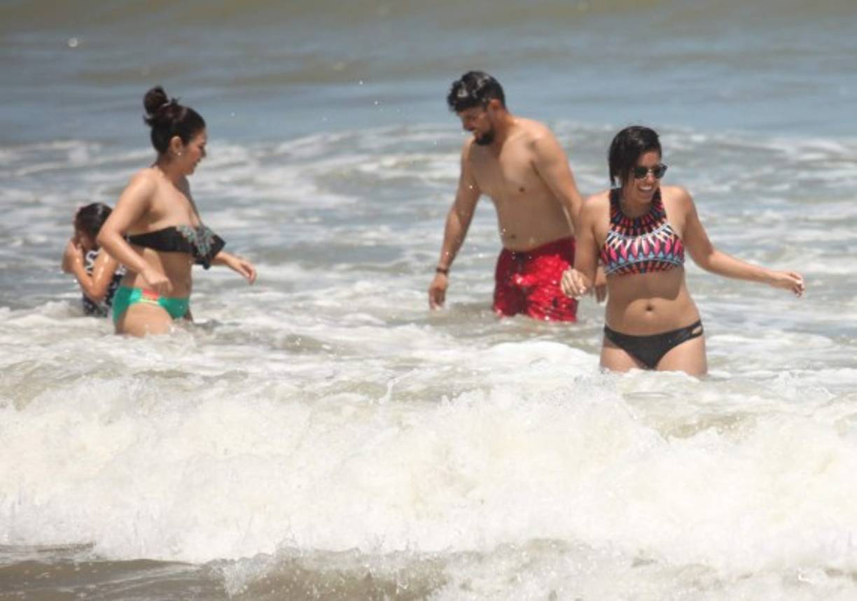 Algunas llegaron acompañadas por novios o esposos, sin embargo, no se escaparon de las miradas de hombres e incluso de sus congéneres por sus espectaculares siluetas.