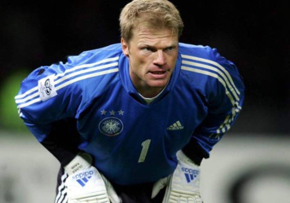 Oliver Rolf Kahn ( 15 de junio de 1969) es un ex futbolista, empresario y comentarista alemán, jugó como portero. Ocupa la cuarta posición en el «Ranking Mundial Histórico de Porteros». Tras 557 encuentros disputados, el futbolista se convitió en el primer guardameta con más encuentros disputados en la historia de la liga alemana.<br/>En 2008, Kahn jugó su último partido con la camisa del Bayern de Munich y la selección alemana de Fútbol.