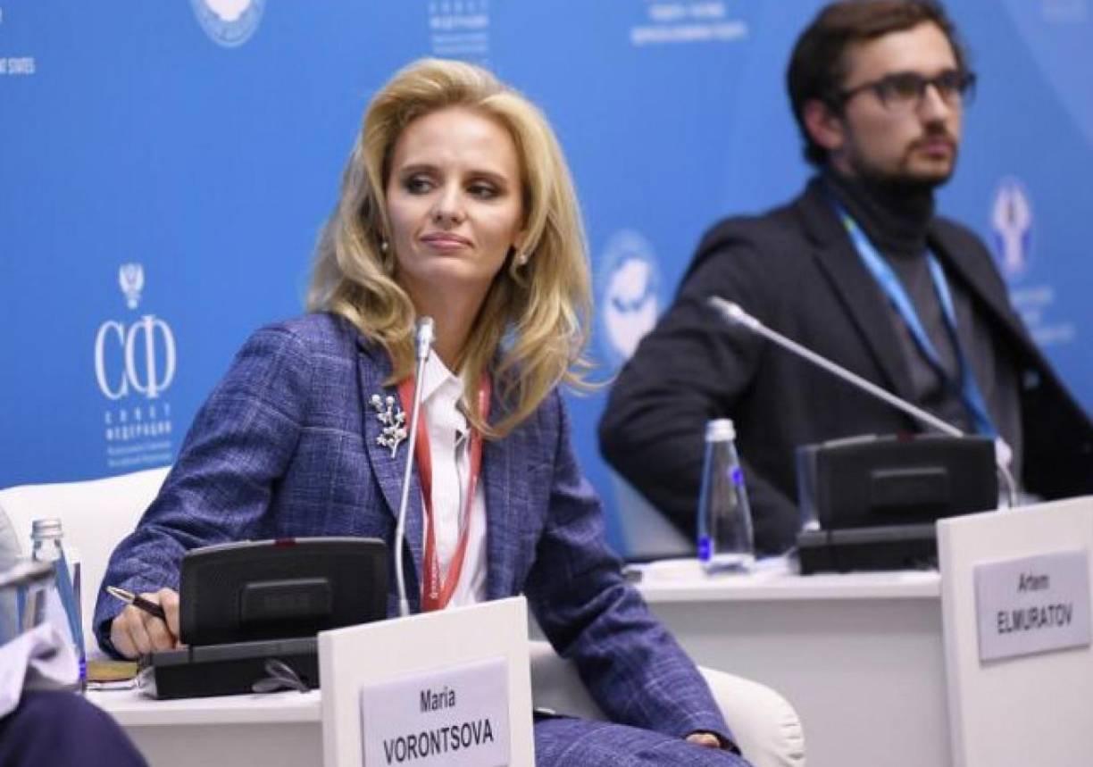 “Estoy orgulloso de ellas. Siguen estudiando y trabajando”, dijo durante otra conferencia de prensa varios años antes. “No están involucradas en ninguna actividad de negocio y no están involucradas en políticas. No intentan abrirse camino en ningún sitio”, agregó.