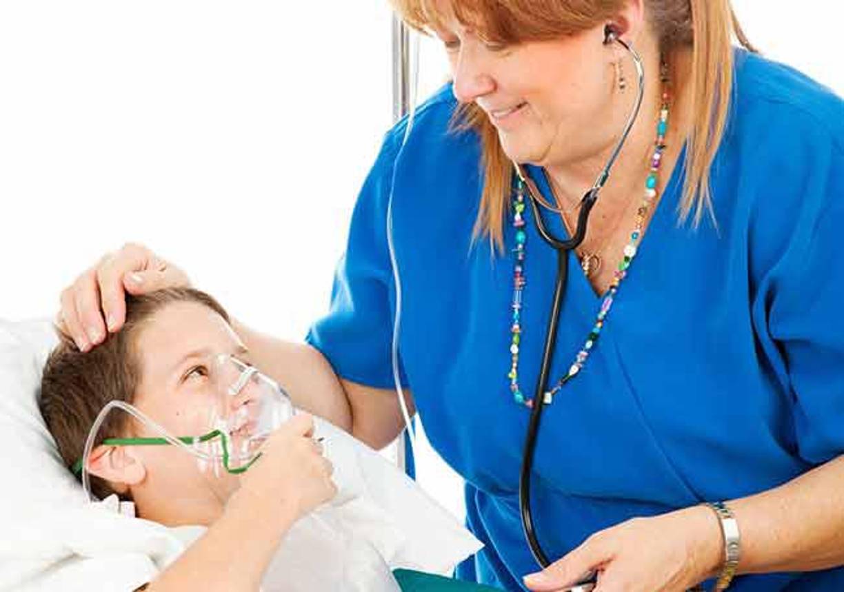 La neumonía es la enfermedad infecciosa que más niños mata, siendo responsable de la muerte de más de 800.000 niños menores de 5 años al año. Mucha gente asocia la neumonía con las personas mayores, pero la realidad es que es la enfermedad infecciosa que más muertes de niños ocasiona en todo el mundo. Según la OMS, cada año, más de 725.000 niños menores de cinco años mueren de neumonía, de los cuales alrededor de 190.000 son recién nacidos, un grupo especialmente vulnerable a la infección.