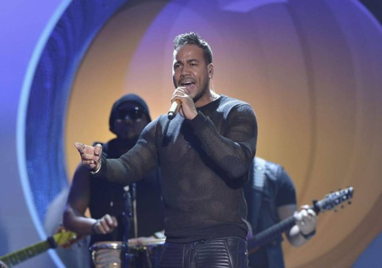Romeo Santos cantó con su peculiar micrófono dorado y con un set súper sensual a media luz que enamoró a todas sus fans al ritmo de la bachata.