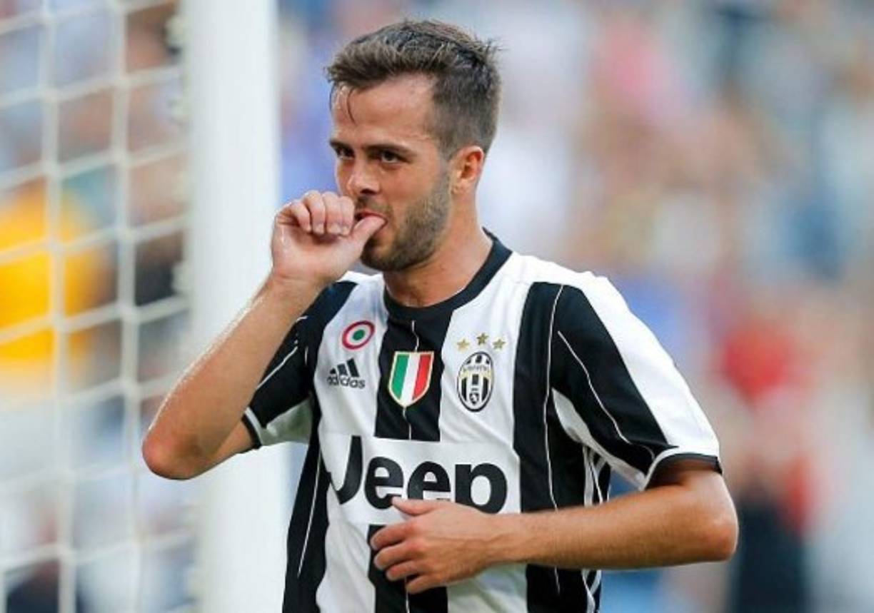 Miralem Pjanic: El mediocampista bosnio es uno de los que según la prensa italiana estaría dejando a la Juventus si se concreta el regreso de Paul Pogba. El jugador ha sido pretendido en diversas ocasiones por el Barcelona.