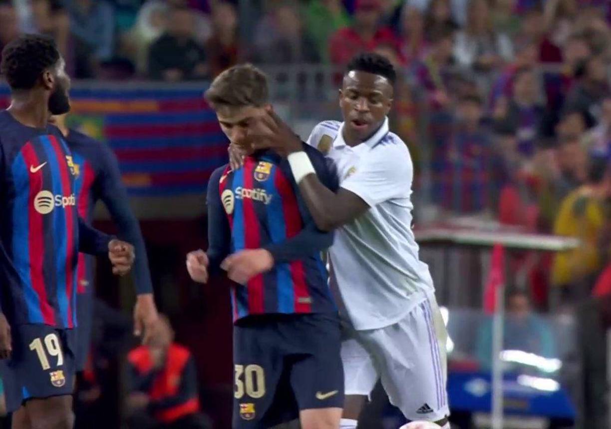 En el primer tiempo, Vinicius comenzó a pelear y la primera de ellas fue con Gavi, centrocampista del FC Barcelona. 
