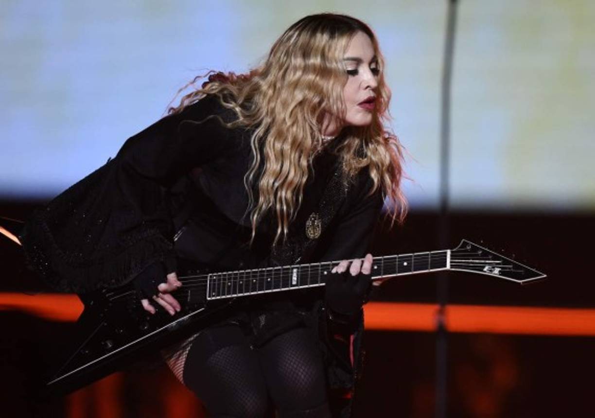 Madonna se somete a un procedimiento que consiste en inyectar, con cuchillas, pigmentos semi permanentes en la ceja con el fin de imitar los vellos naturales en los pequeños espacios vacíos.