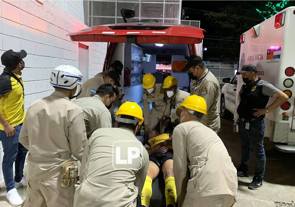 Entre lágrimas, Omar Rosas fue llevado en ambulancia a una clínica privada.