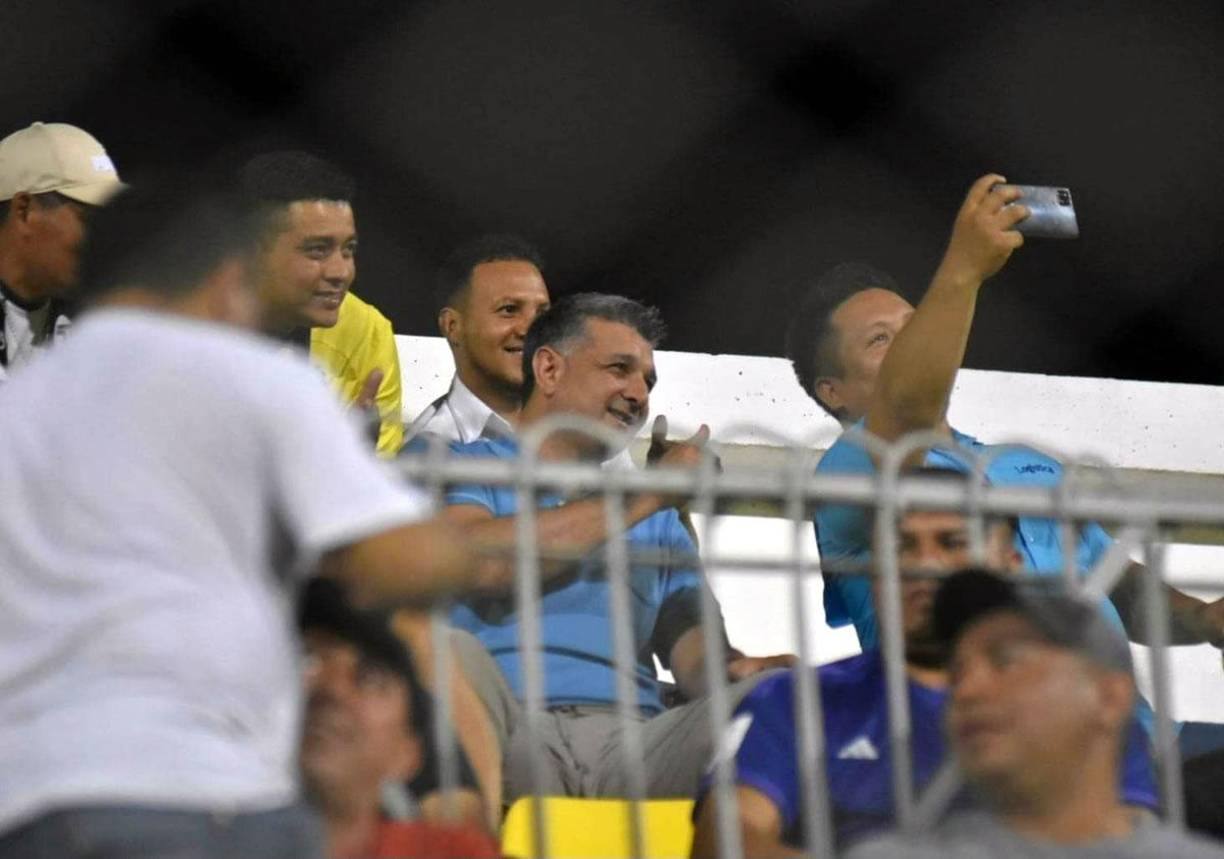 Diego Vázquez coincidió en el mismo escenario con su pareja Isabel Zambrano y poso para selfies con aficionados.