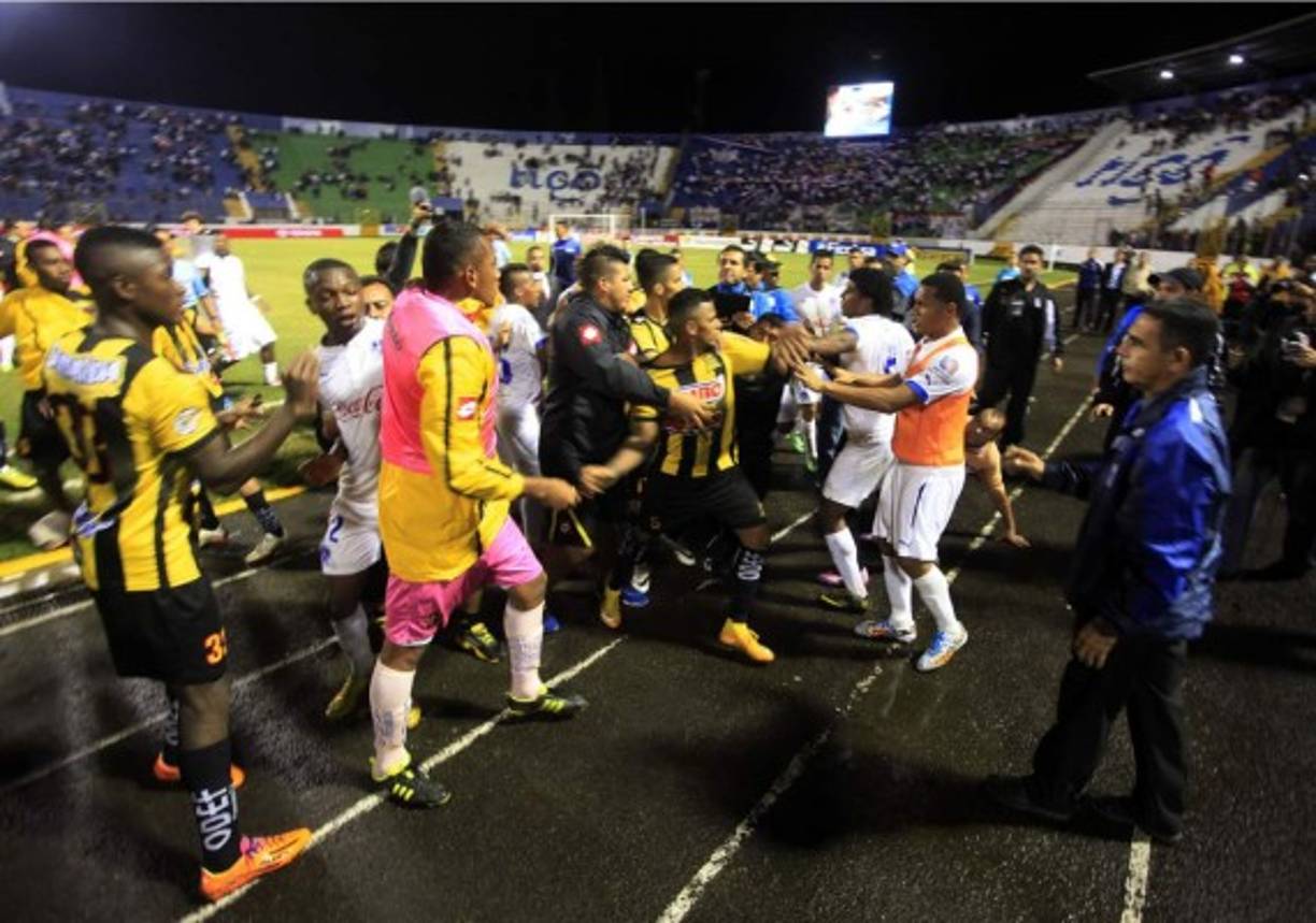 El clásico entre Olimpia y Real España finalizó con una batalla campal entre los jugadores.