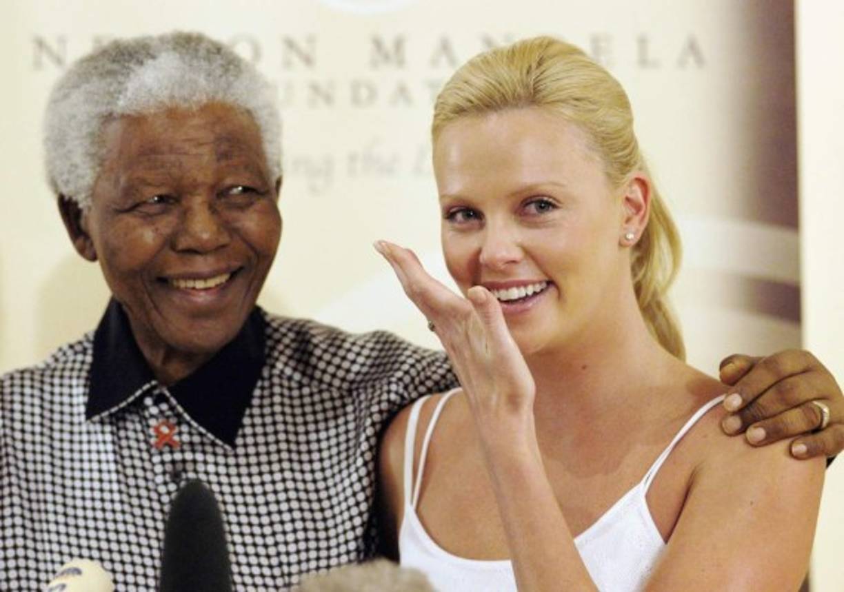 Charlize Theron junto a Nelson Mandela el 11 de marzo de 2004 en Johannesburgo.