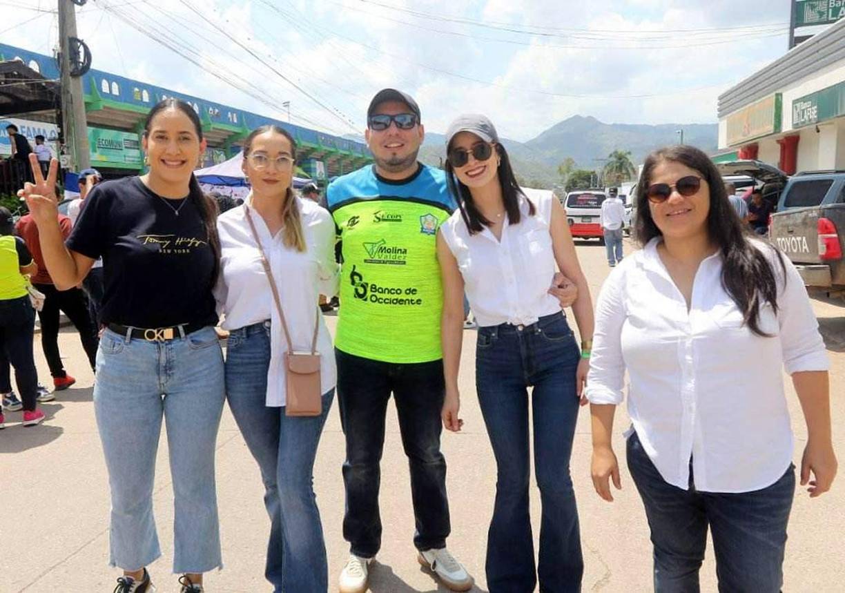 Este aficionado del Olancho FC, suertudo acompañado por bellas mujeres.