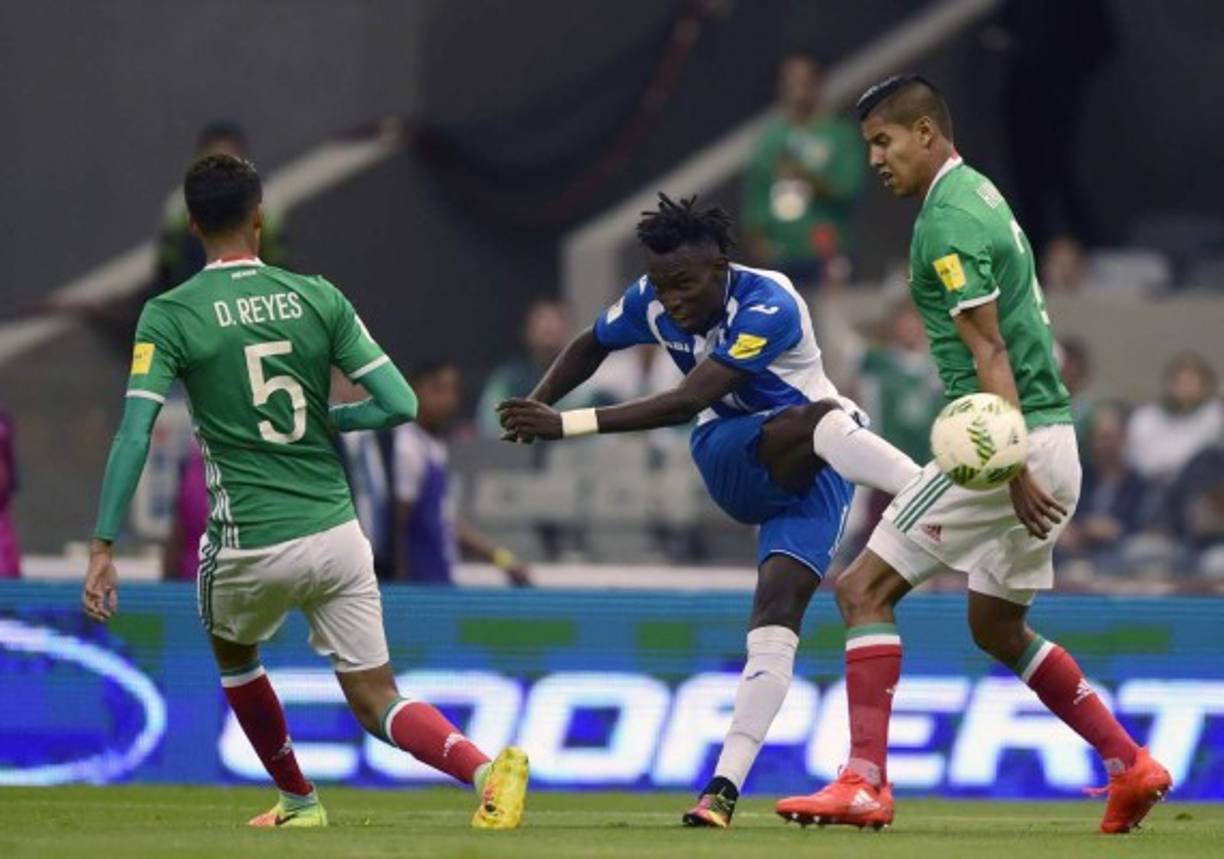 Alberth Elis intentó demostrar en tierras mexicanas que su contratación en el Monterrey no fue por casualidad. Mostró velocidad y buena técnica.