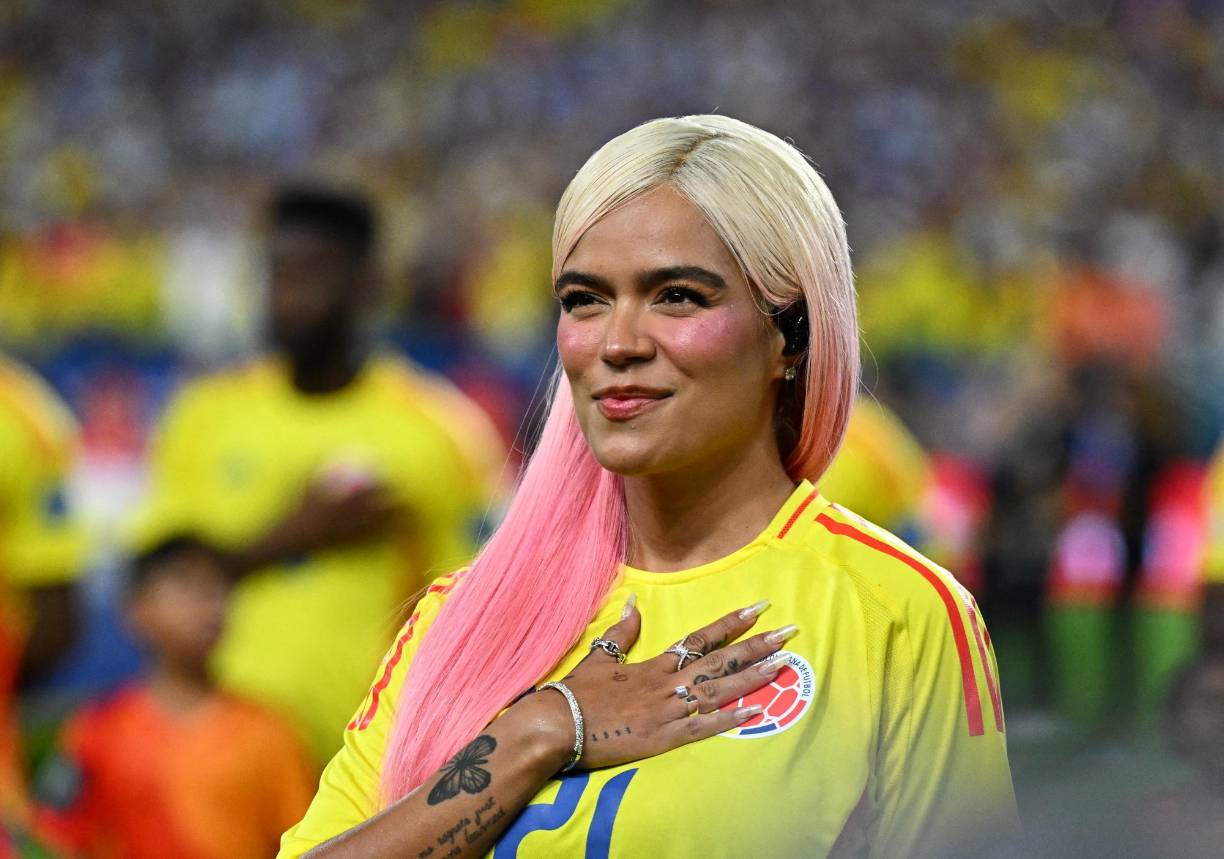 Recibida con una enorme ovación, Karol G, muy sonriente y con camiseta de la selección colombiana (con dorsal 21 del sancionado Daniel Muñoz), saltó al césped del Hard Rock Stadium.
