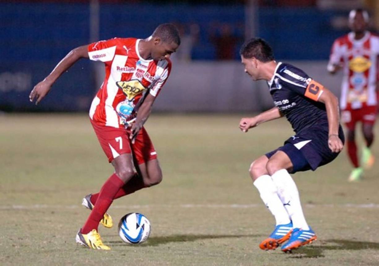 Sholby Martínez en duelo con Raymundo Cálix, capitán del Honduras Progreso.