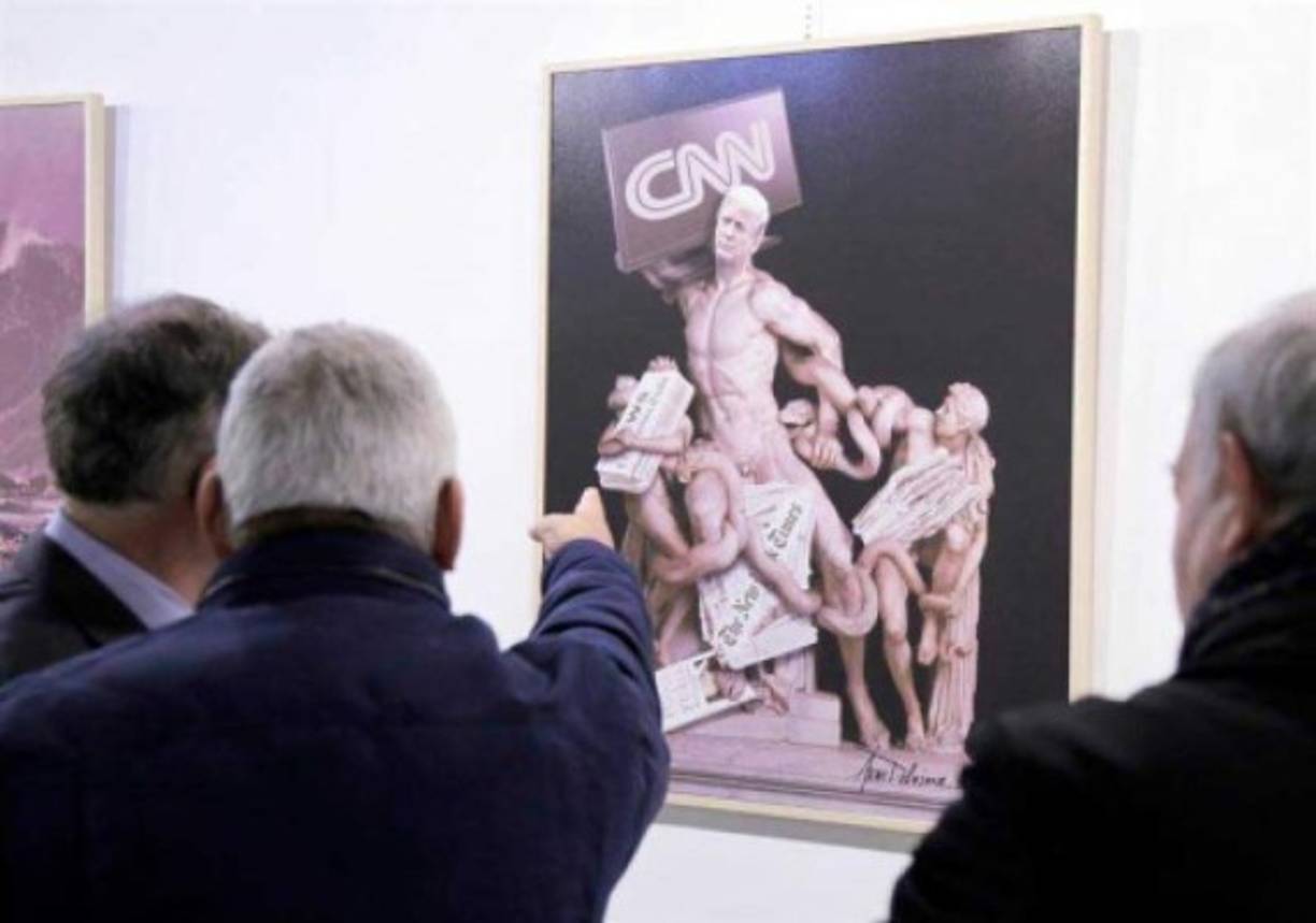 En 'Uno contra todos', Delvina presenta al magnate y presidente estadounidense como la escultura griega Laocoonte y sus hijos, pero en lugar de ser atacado por serpientes enviadas por Apolo y Poseidón, lucha contra la cadena televisiva CNN y otros medios críticos con su mandato como 'The New York Times' o 'The Boston Globe'.