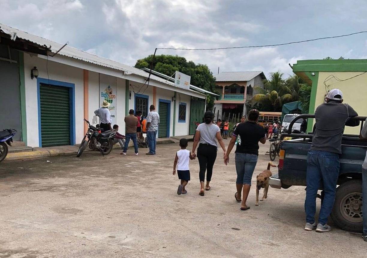 El cuerpo sin vida de Luis quedó tendido dentro del local de Banasupro. 