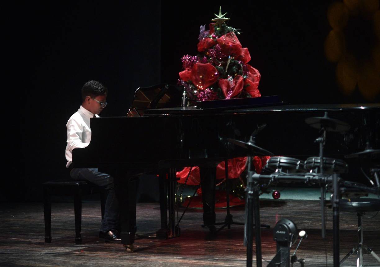 El público aplaudió cada una de las presentaciones y los niños se lucieron en el escenario.