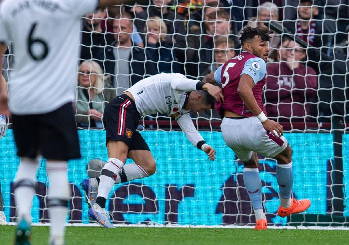 Así empezó la pelea de Cristiano Ronaldo con el defensa inglés Tyrone Mings del Aston Villa.