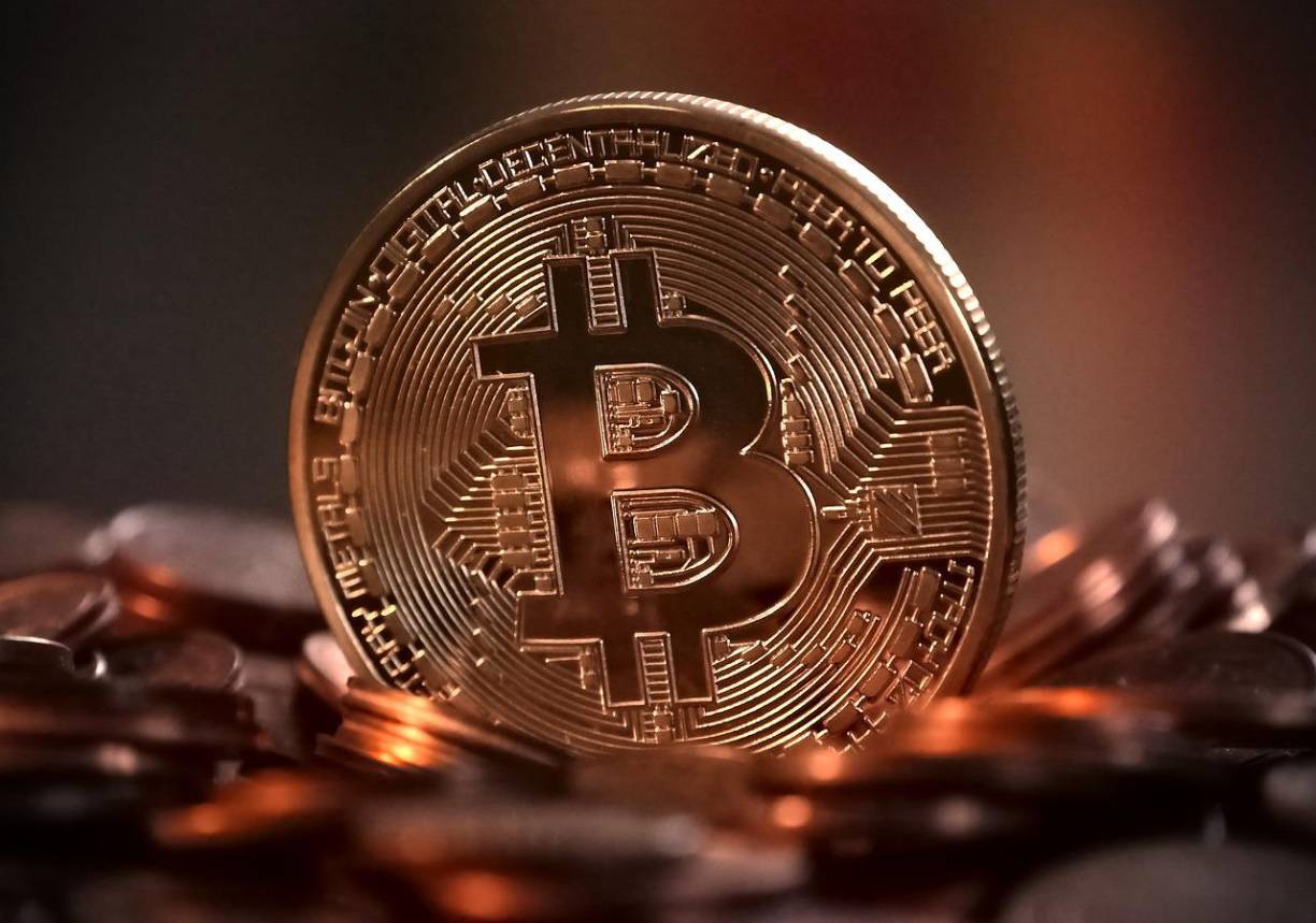 El Bitcoin se ha convertido en una de las inversiones más populares de la última década, atrayendo tanto a grandes inversores como a personas comunes que buscan nuevas formas de hacer crecer su dinero. Pero, ¿por dónde empezar si estás interesado en invertir? Aquí te explicamos los pasos básicos para adentrarte en el mundo de las criptomonedas.