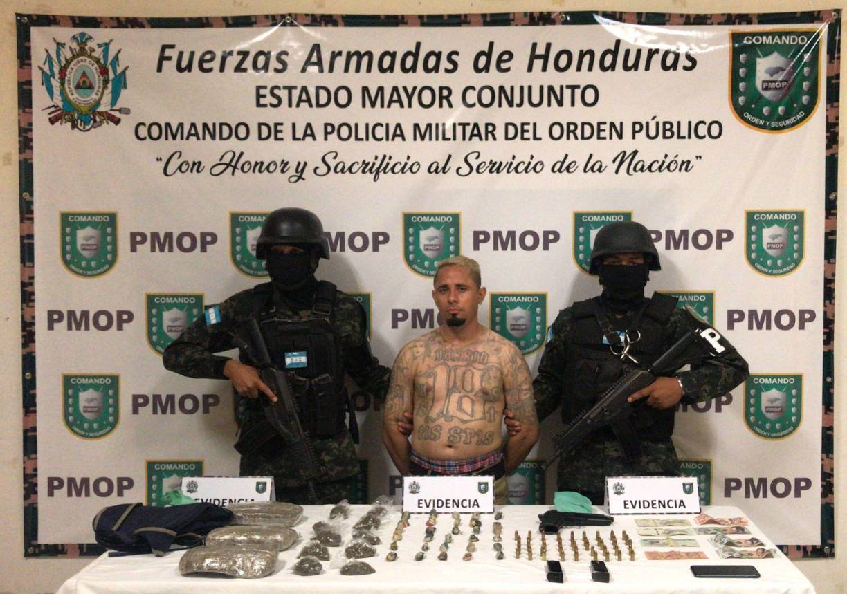 El detenido será remitido a la orden de los Juzgados correspondientes, por suponerlo responsable de los delitos de Tráfico de drogas y portación de arma de fuego de uso comercial en perjuicio del Orden y la Salud Pública del estado de Honduras.