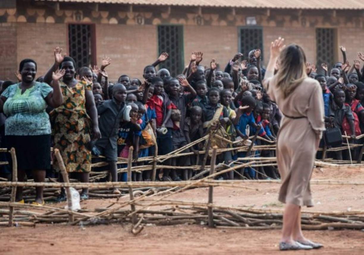 US First Lady Melania Trump waves to children as she visits Chipala Primary School in Lilongwe on October 4, 2018 during a 1-day visit in Malawi, part of her week long trip to Africa to promote her 'Be Best' campaign. / AFP PHOTO / SAUL LOEB