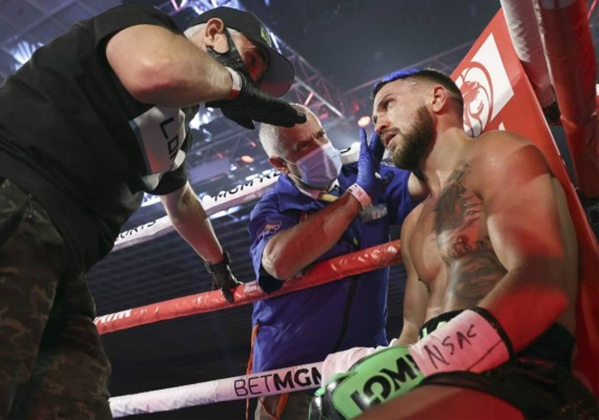 Lomachenko en su esquina siendo atendido por su staff tras el final de un round.