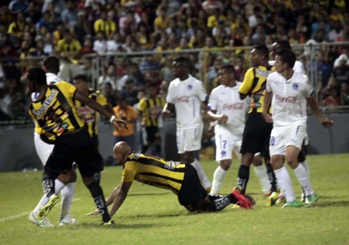 La defensa del Olimpia no pudo hacer nada ante el cabeza de Sergio Mendoza.