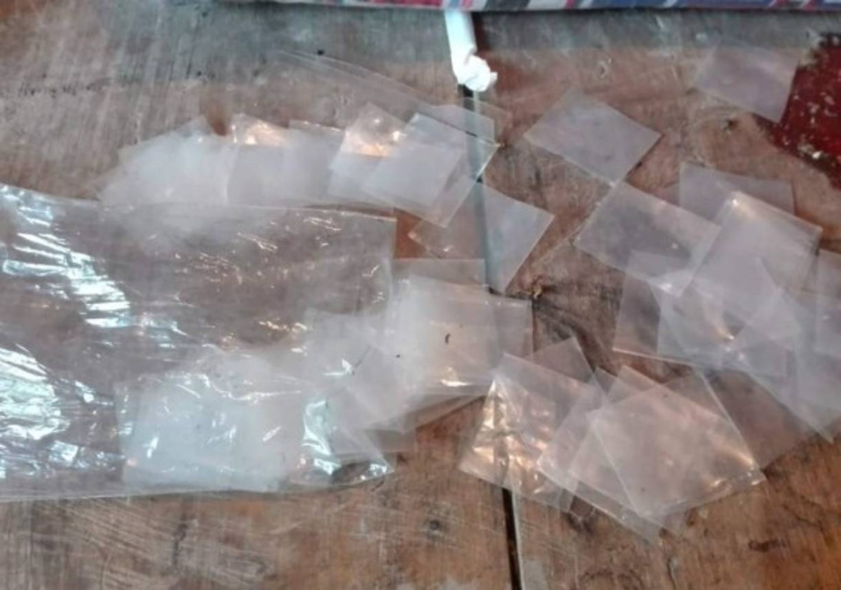 Una batería de carro con su respectivo cargador<br/>-Un saco con rollos de maskin tape<br/>-Tres selladoras<br/>-Una paila de aluminio<br/>-Una bolsa con cal<br/>-Una revisión con información borrosa<br/>-Dos rollos de papel transparente