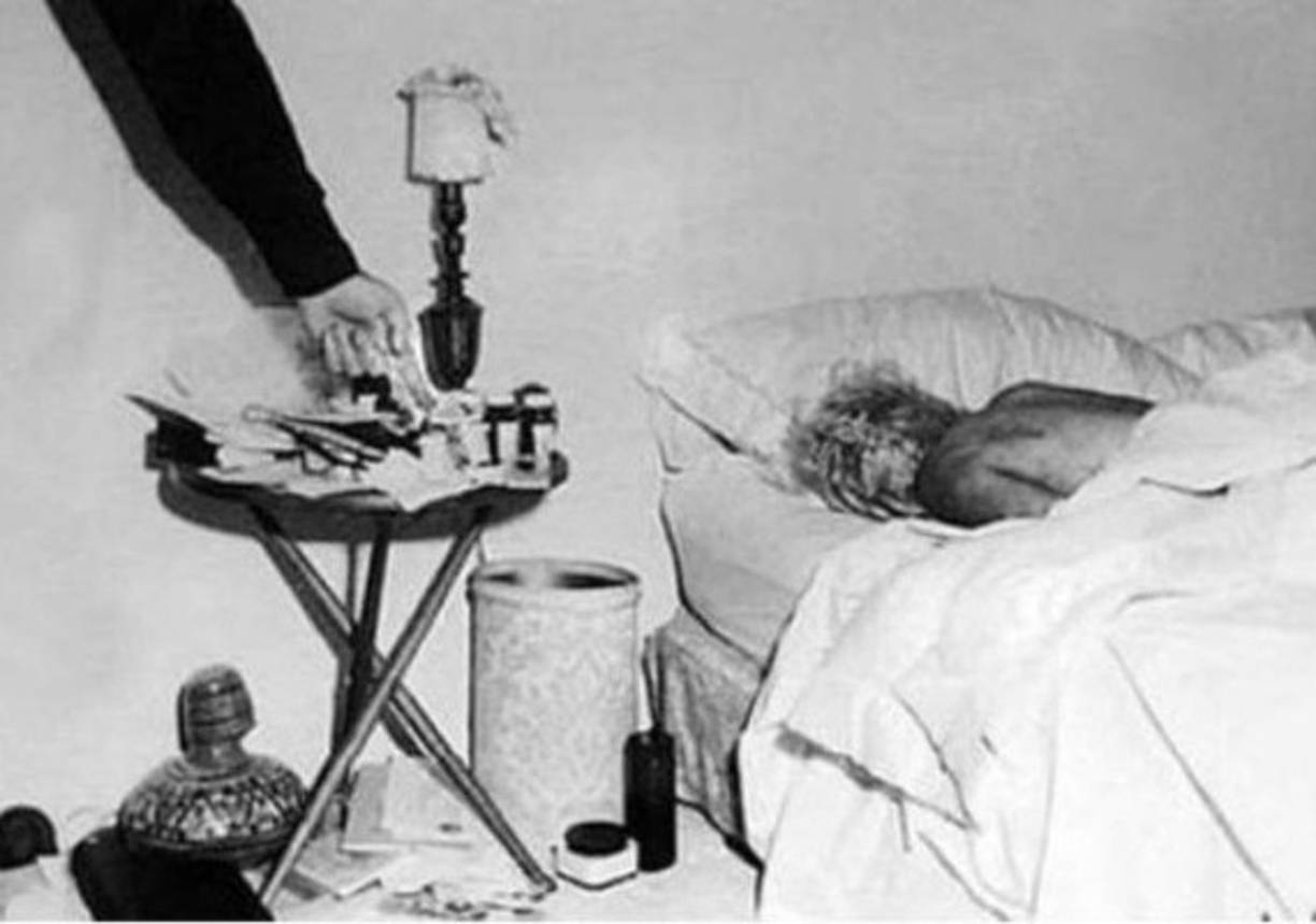 En 1962, se dio a conocer una noticia que nadie podía creer. Marilyn, esa rubia de 36 años de edad, fue encontrada muerta en el dormitorio de su casa de California, por Eunice Murray, su empleada doméstica. <br/><br/>En su declaración, esta mujer señaló que un día antes de su muerte, Robert Kennedy visitó a la actriz para pedirle su diario íntimo.<br/><br/>Los dueños de la funeraria que se encargaron del traslado del cuerpo, publicaron el libro 'Pardon My Hearse' (2015), en el que revelan que esta estrella del cine murió de una sobredosis de Nembutal, recostada boca abajo en su cama.