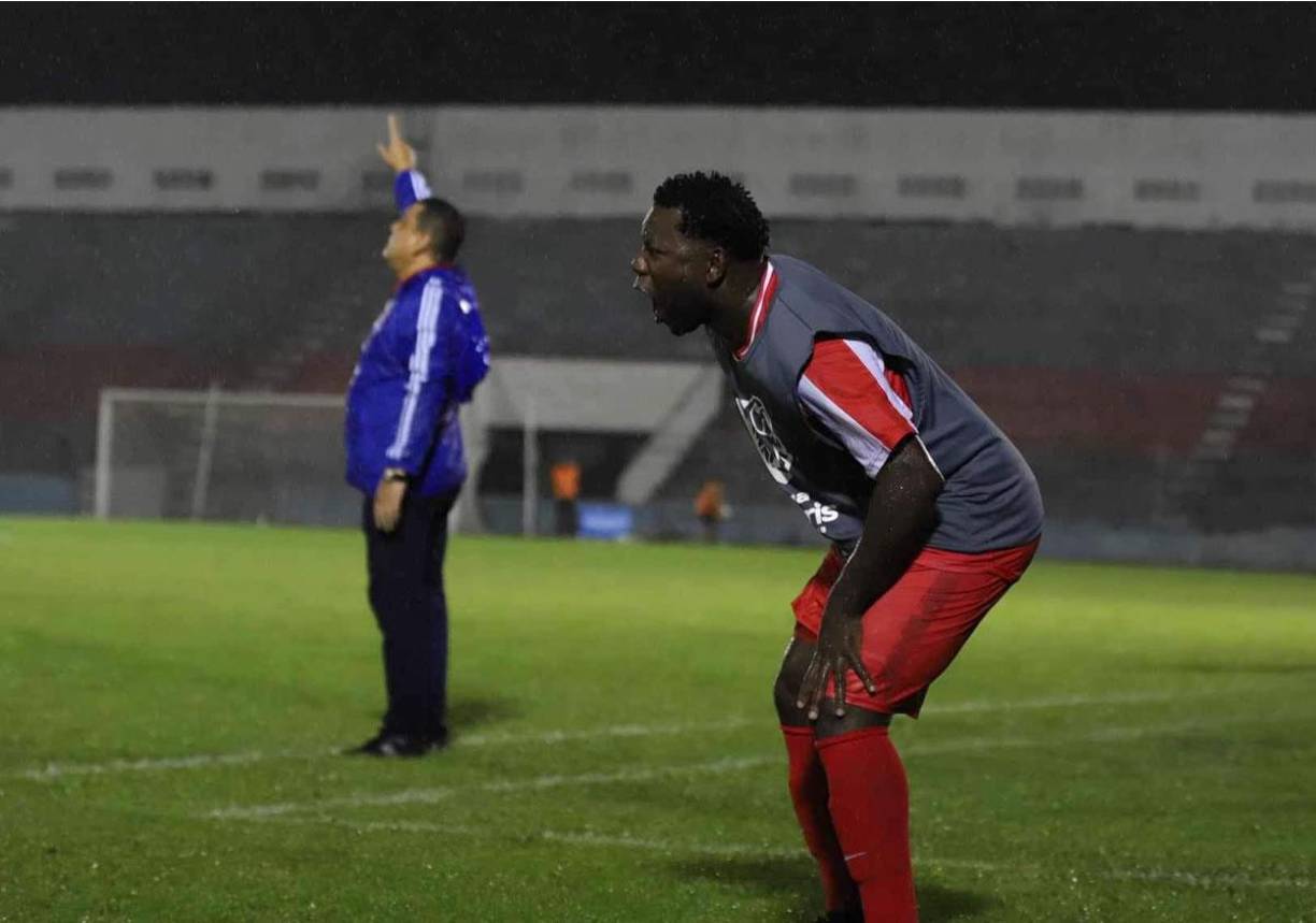 Wilmer Crisanto vivió con intensidad el partido desde afuera del campo en el estadio Ceibeño.