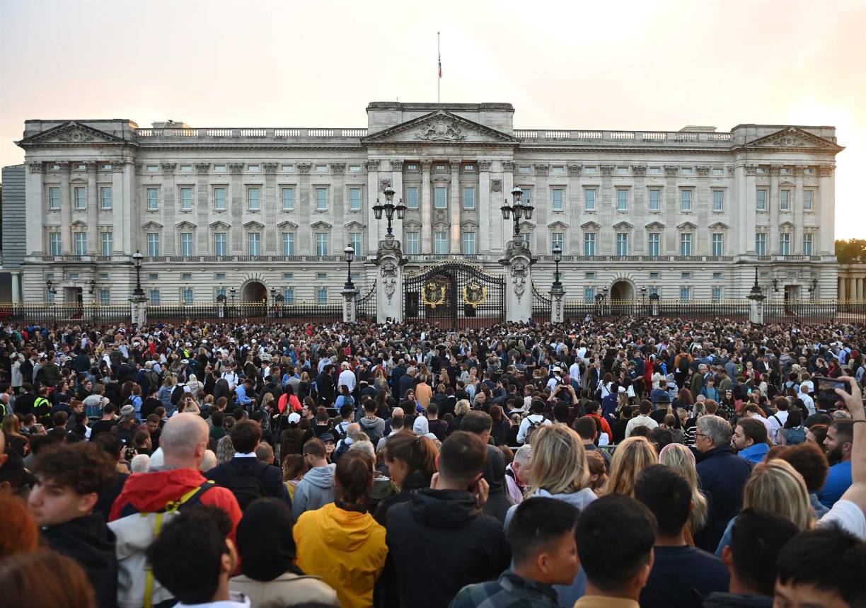 Lágrimas, silencio y un arcoíris: Los británicos lloran a su reina frente al palacio de Buckingham