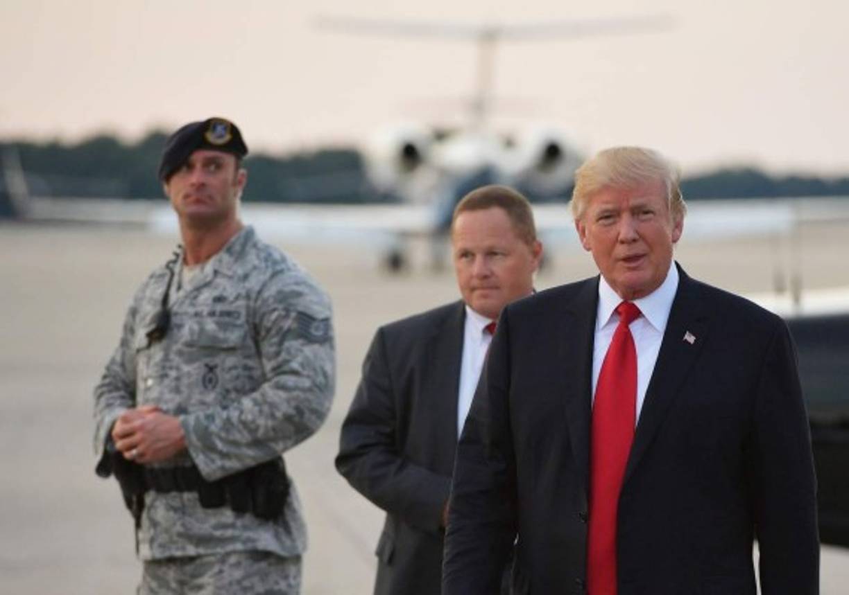 El presidente estadounidense Donald Trump tiene un sueldo de 400,000 dólares al año, sin embargo lo dona completamente a diferentes causas. El magnate es el presidente más rico en la historia de los Estados Unidos, con una fortuna personal valorada en 3,400 millones de dólares por la revista Forbes. Sin embargo, Trump fue demandado por dos fiscales por aceptar pagos de gobiernos extranjeros en sus empresas.