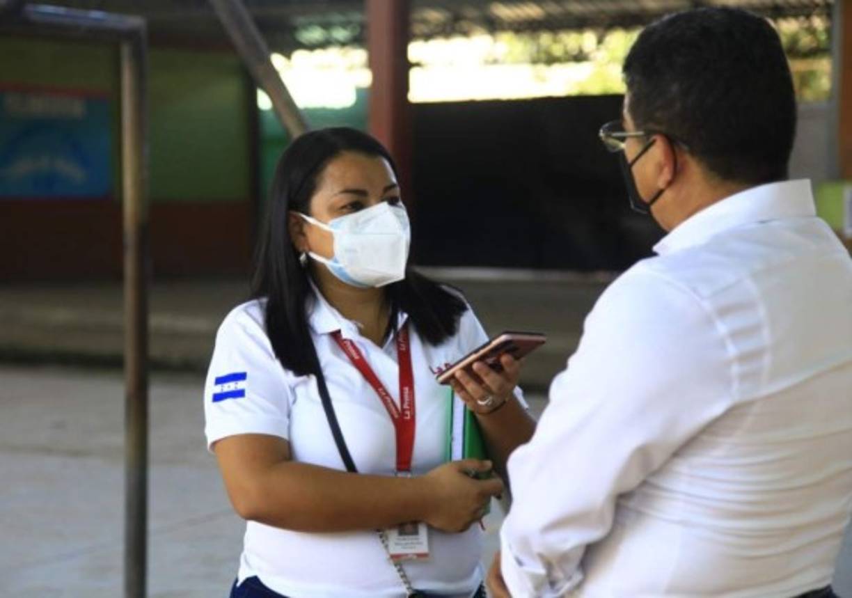 Durante toda la jornada los periodistas de Diario LA PRENSA recorrieron los centros de votación. En la imagen, la periodista Keilin Medrano entrevista a uno de los dirigentes políticos.