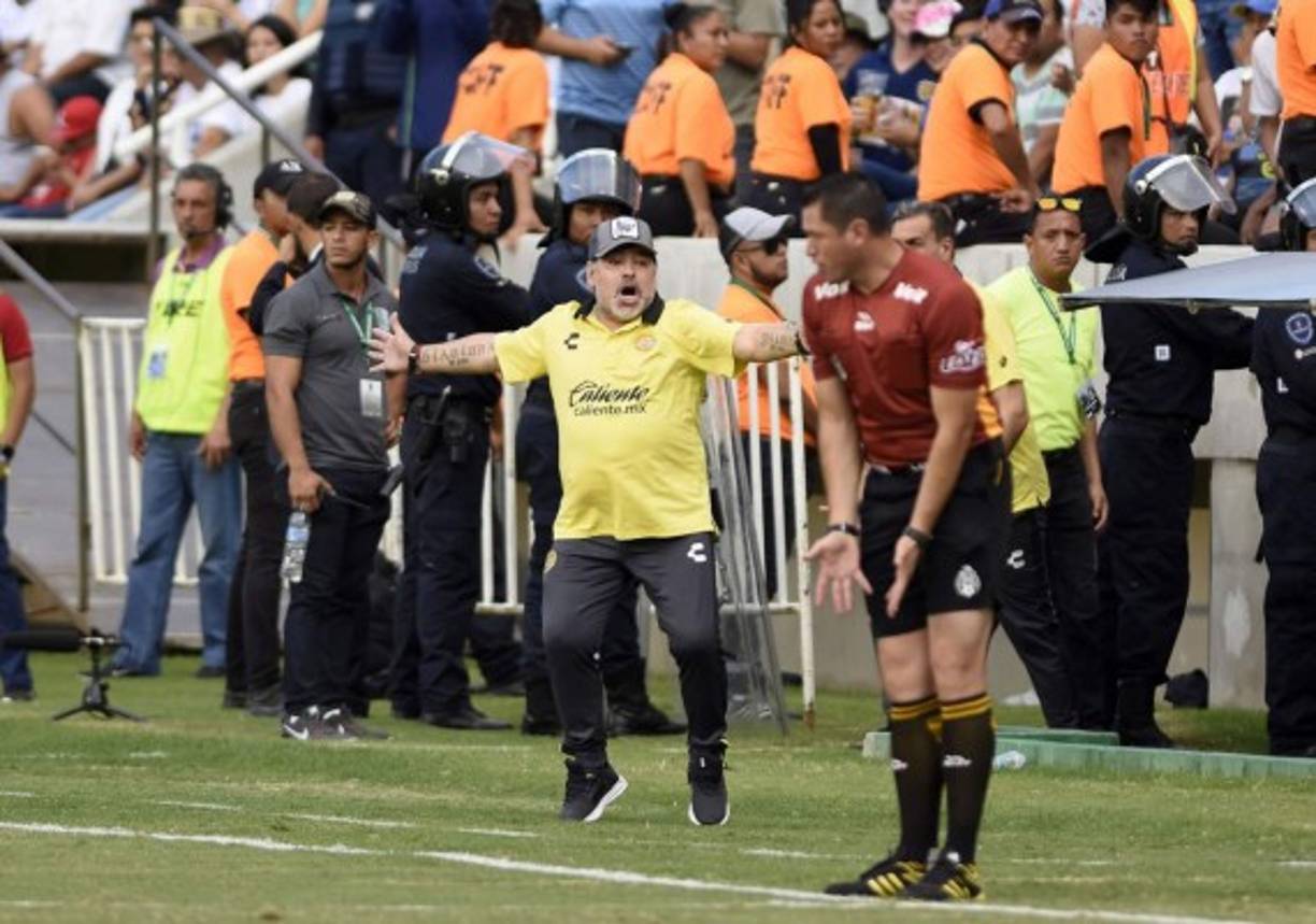 Maradona vivió de manera intensa el partido. En la imagen aparece reclamando al cuarto árbitro.