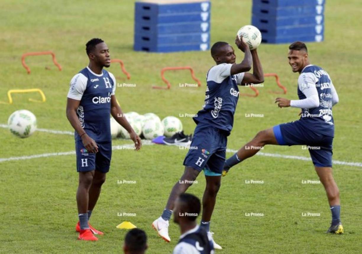 Rubilio Castillo muestra sus dotes como portero. Se ríe Alex López.