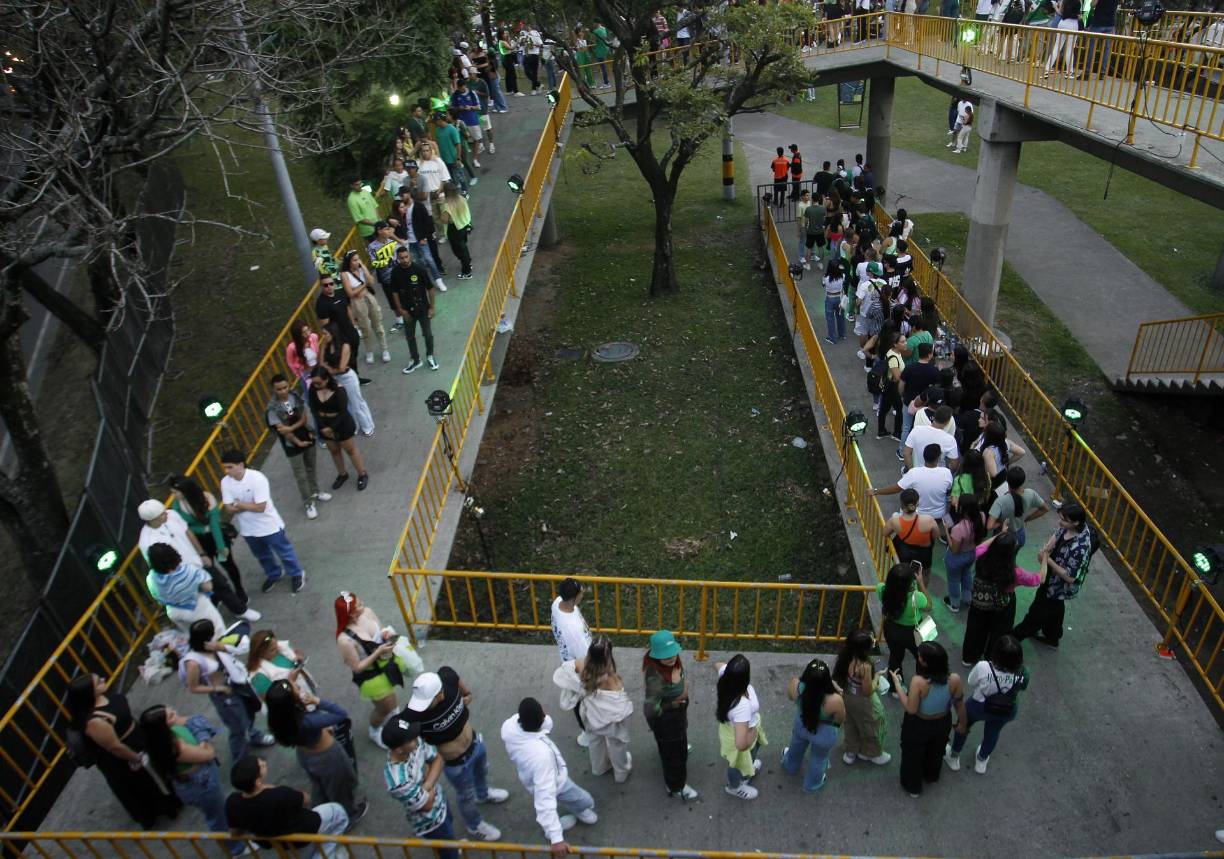 El artista de éxitos como ‘Hey mor’ o ‘Classy 101’ anunció que su próximo álbum ‘Mor no le temas a la oscuridad’ verá la luz el 29 de septiembre, aunque no ha dejado que sus fans esperen sin nada y no sólo dio este concierto sorpresa en Medellín.