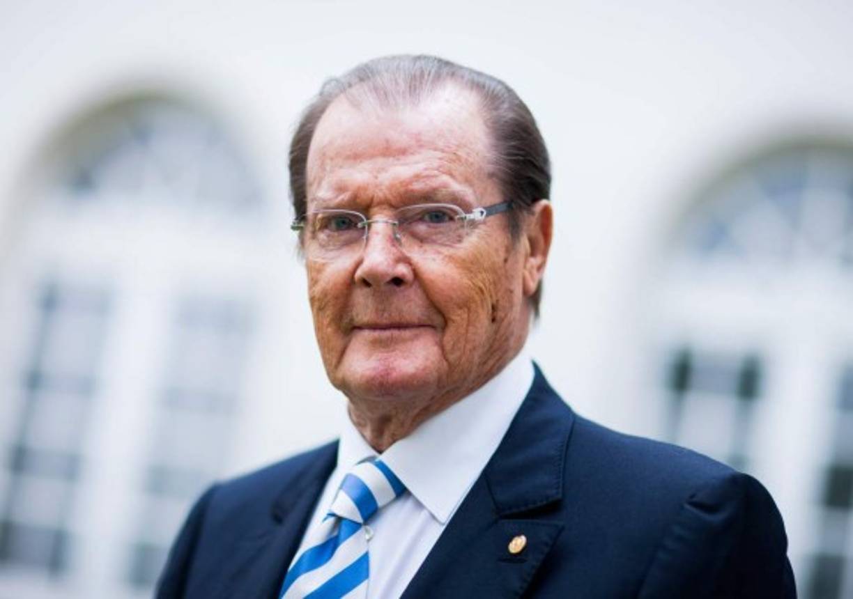 ROGER MOORE, 89 años, actor británico, famoso por haber interpretado siete veces al agente secreto James Bond. 23 de mayo.