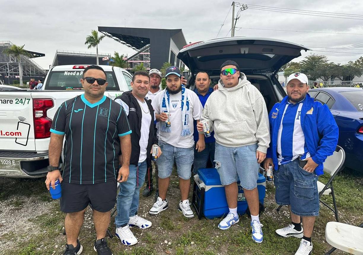 Desde horas antes llegaron los aficionados catrachos y empezaron la previa afuera del estadio del Inter Miami.