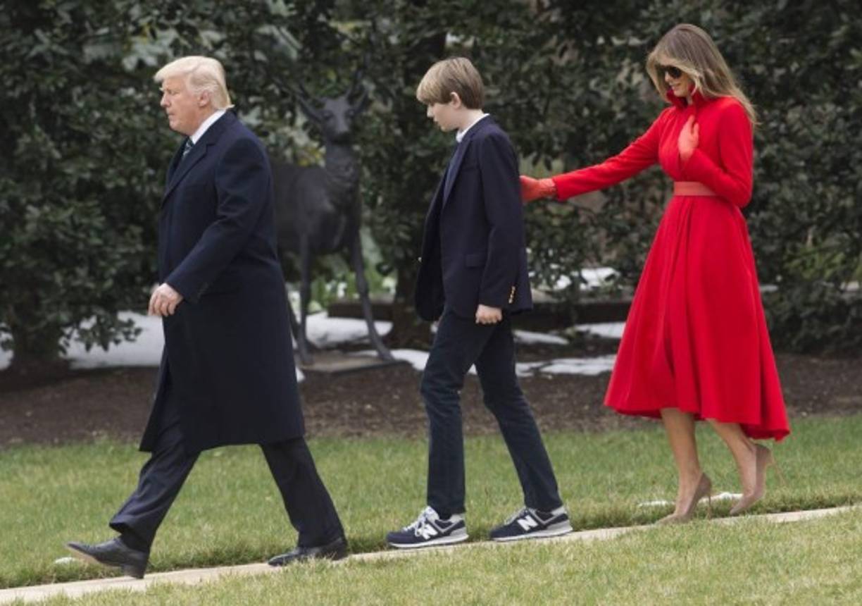 El diseño del impresionante atuendo de Melania es obra de Alice Roi. La primera dama complementó su abrigo con un cinturón de cuero rojo y guantes de la misma diseñadora.