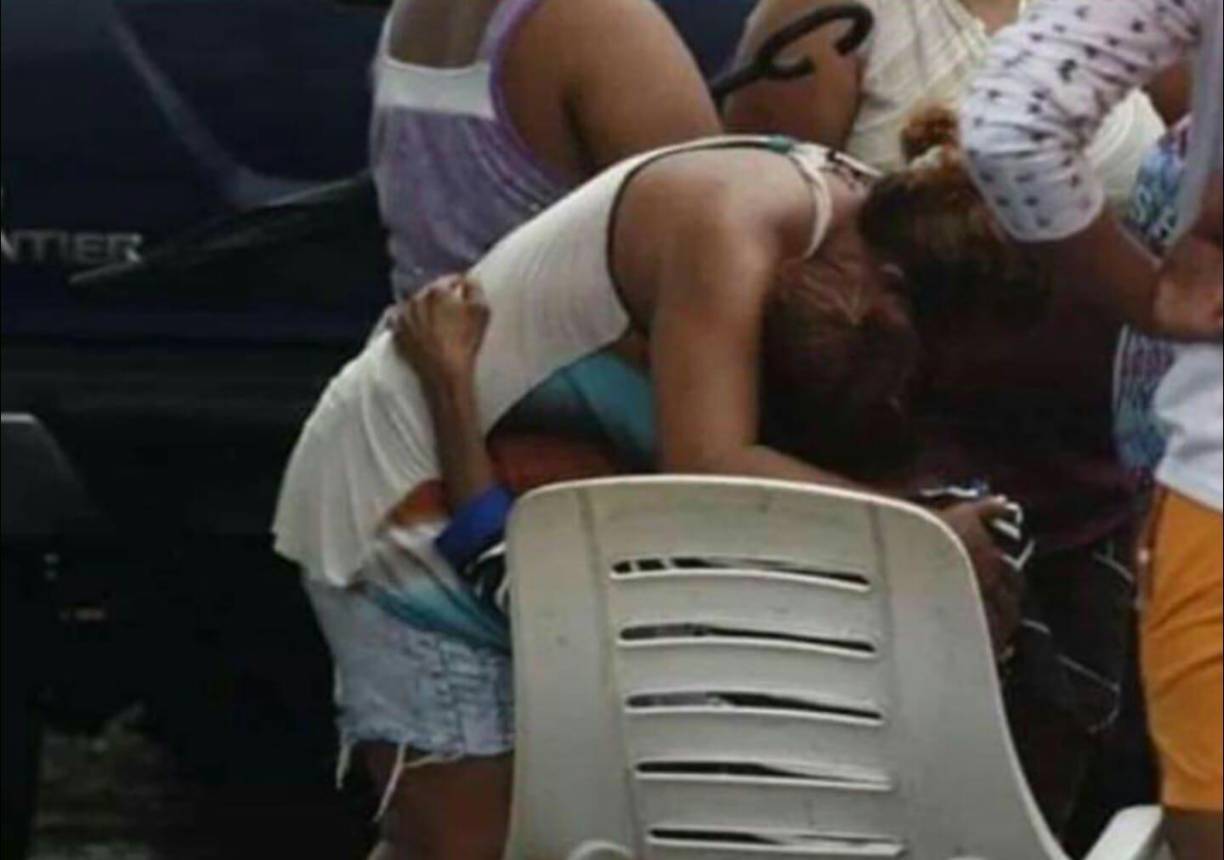 El sujeto les disparó hasta matarlas y sus cuerpos ensangrentados quedaron tendidos en la cocina. 